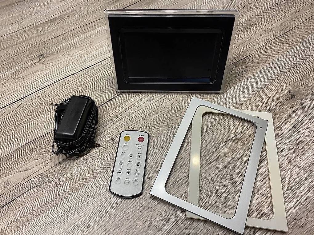 Cornici: Cadre photo numérique DUAL avec entourage interchangeable – Usato da La Corbaz venduto da Fred666 1