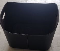 Schwarzer Korb aus Kunstleder - perfekt für Cheminéeholz