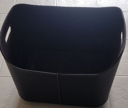 Schwarzer Korb aus Kunstleder - perfekt für Cheminéeholz