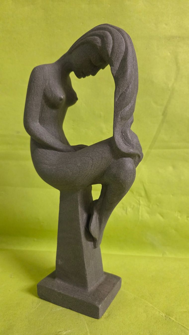 Skulpturen & Statuen: Sandstein Statue sitzende Frau 25cm – Neu (gemäss Beschreibung) aus Roggliswil von Mabelco