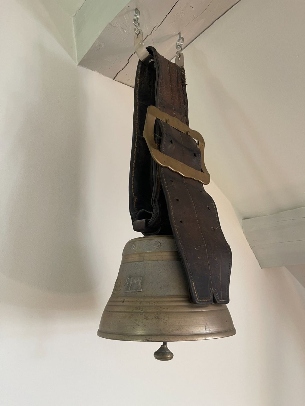 Campanacci mucche: Alte Schweizer Kuhglocke / Treichel mit original Ledergurt – Usato da Siblingen venduto da Woltersdorf50 5
