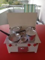 Alter Kinderkochfeld mit Zubehör 1940 Jahren.