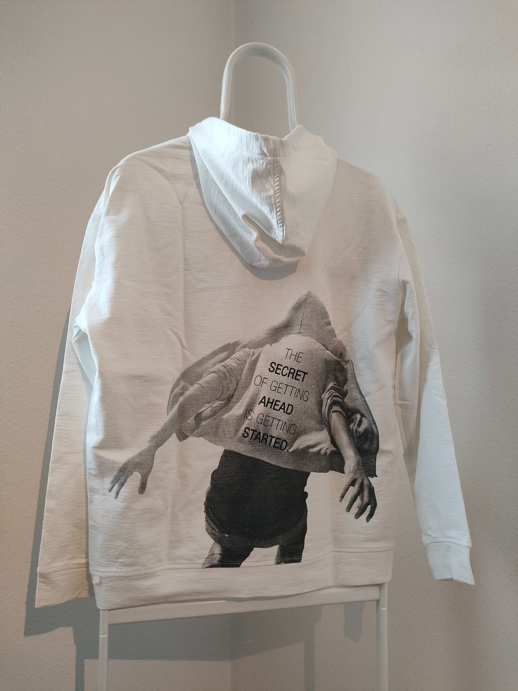 Pullover & Sweatshirts: Wunderschönes Kapuzen Sweatshirt mit Messageprint – Neu (gemäss Beschreibung) aus Dietikon von MJ_Sporting 1