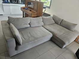 Gemütliches Ecksofa hat ein paar Gebrauchsspuren zop zustand