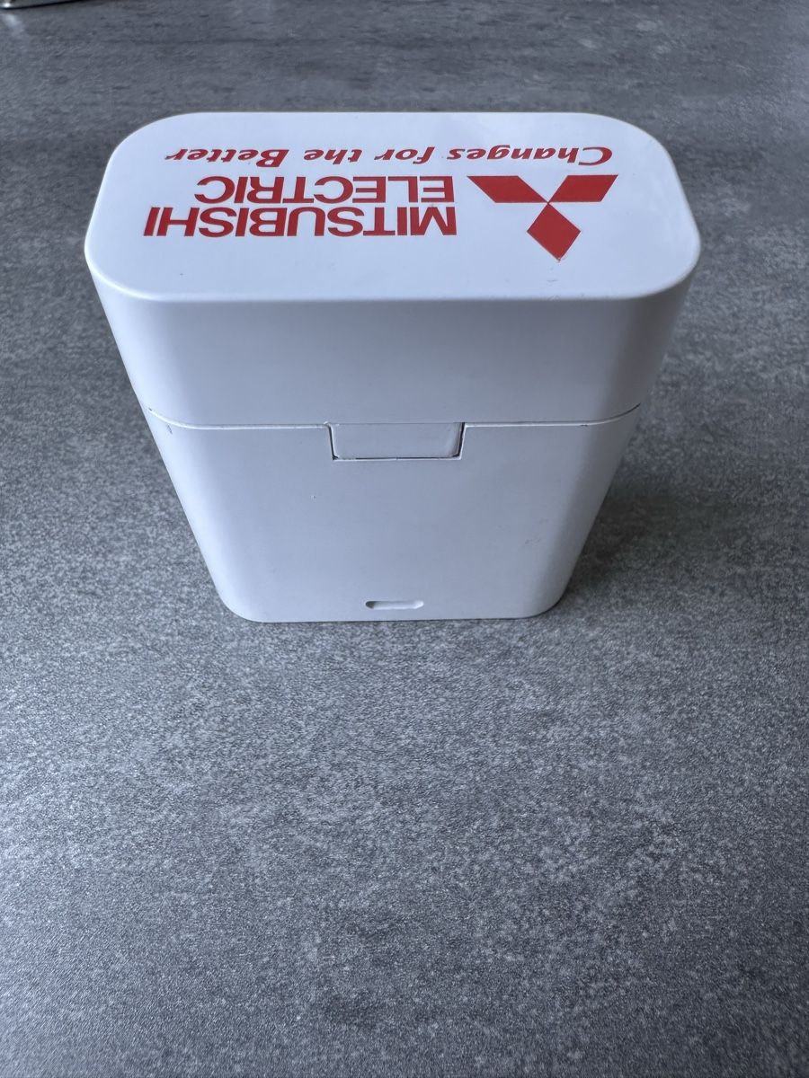 Cuffie: Écouteurs Mitsubishi blancs avec boîtier de charge – Usato da Le Lignon venduto da fab_w9jj 2