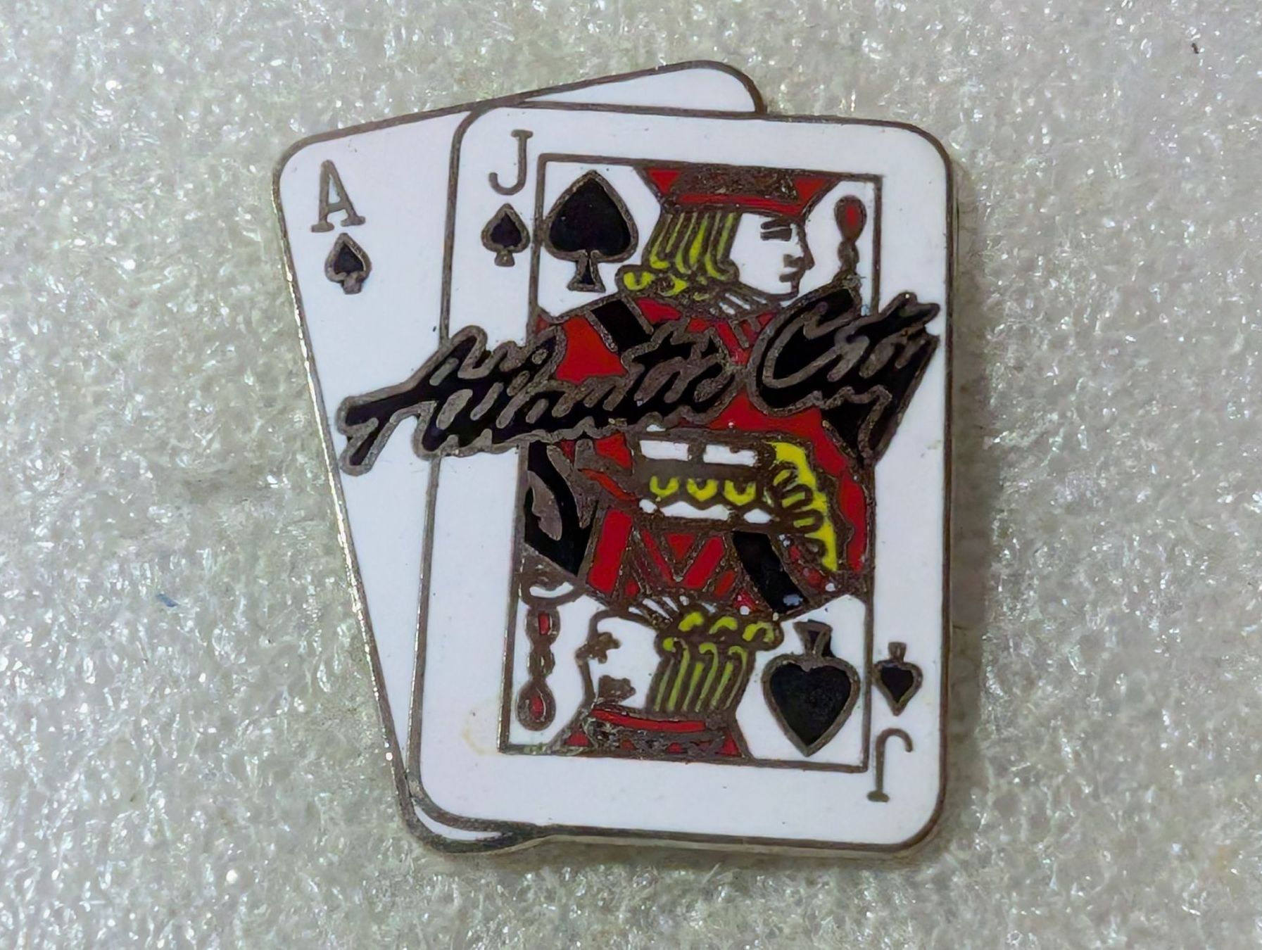 Plaketten & Abzeichen: Ansteckpin 110: Atlantic City Jasskarten – Gebraucht aus Oppligen von Pin-Fall-Shop
