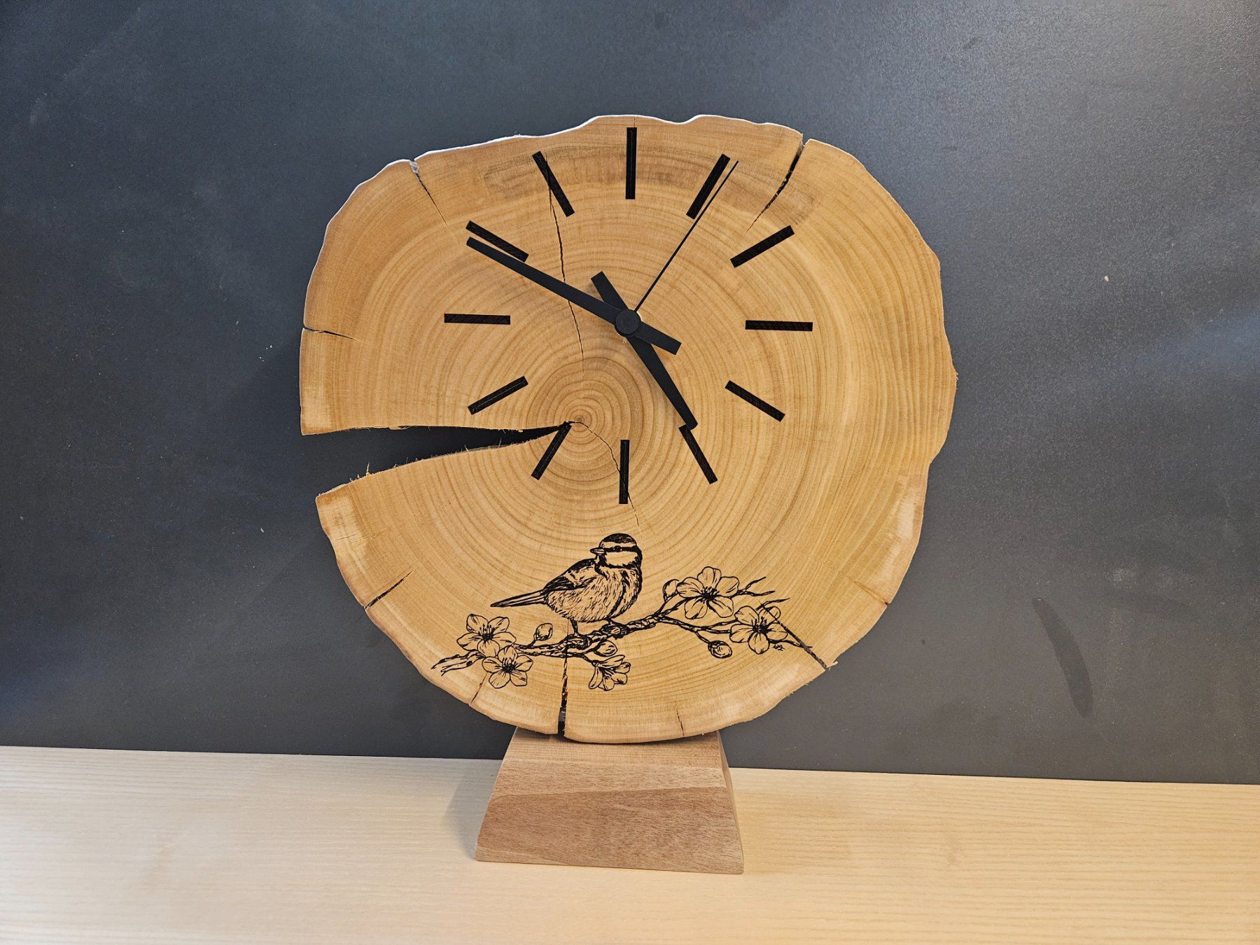 Tutte le decorazioni: Uhr aus Baumscheibe – Nuovo e nell'imballaggio originale da Schangnau venduto da Egliholzbildhauerei