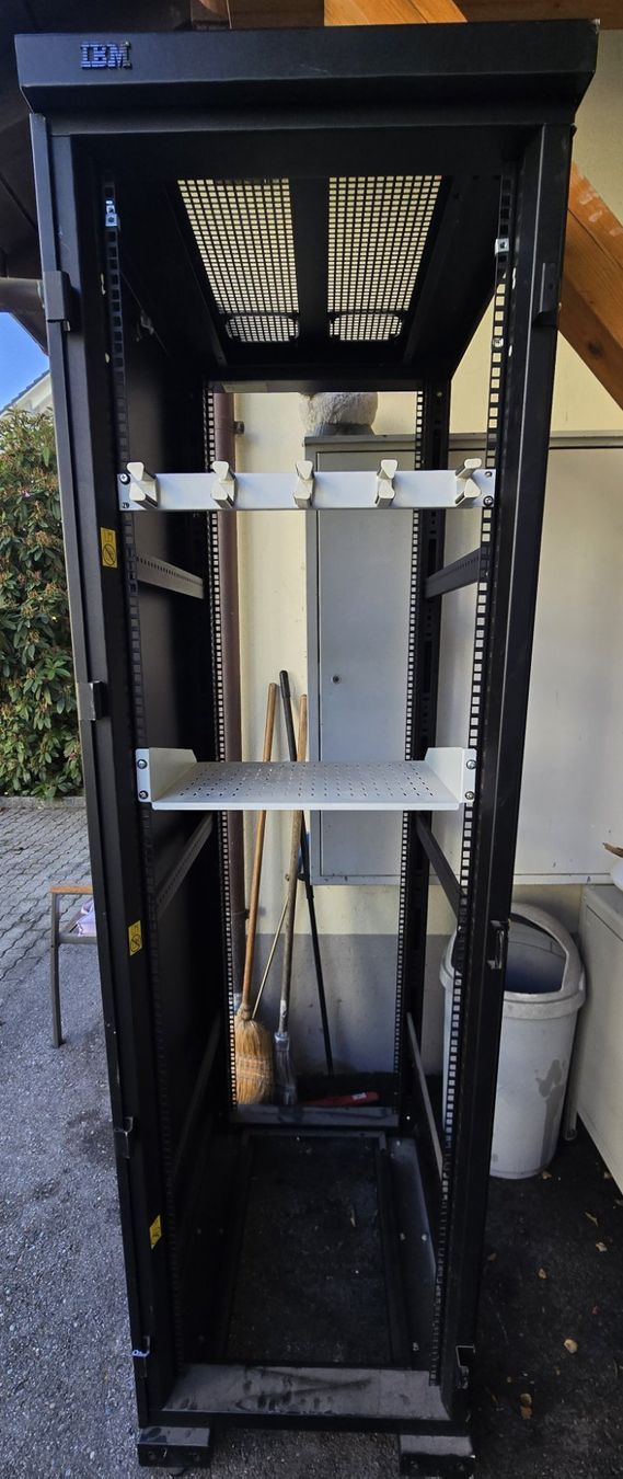 IBM Racks & Cavalletti: Professionelles Netzwerk Rack ab Fr. 5.-- – Usato da Bettwiesen venduto da Fishermann 3