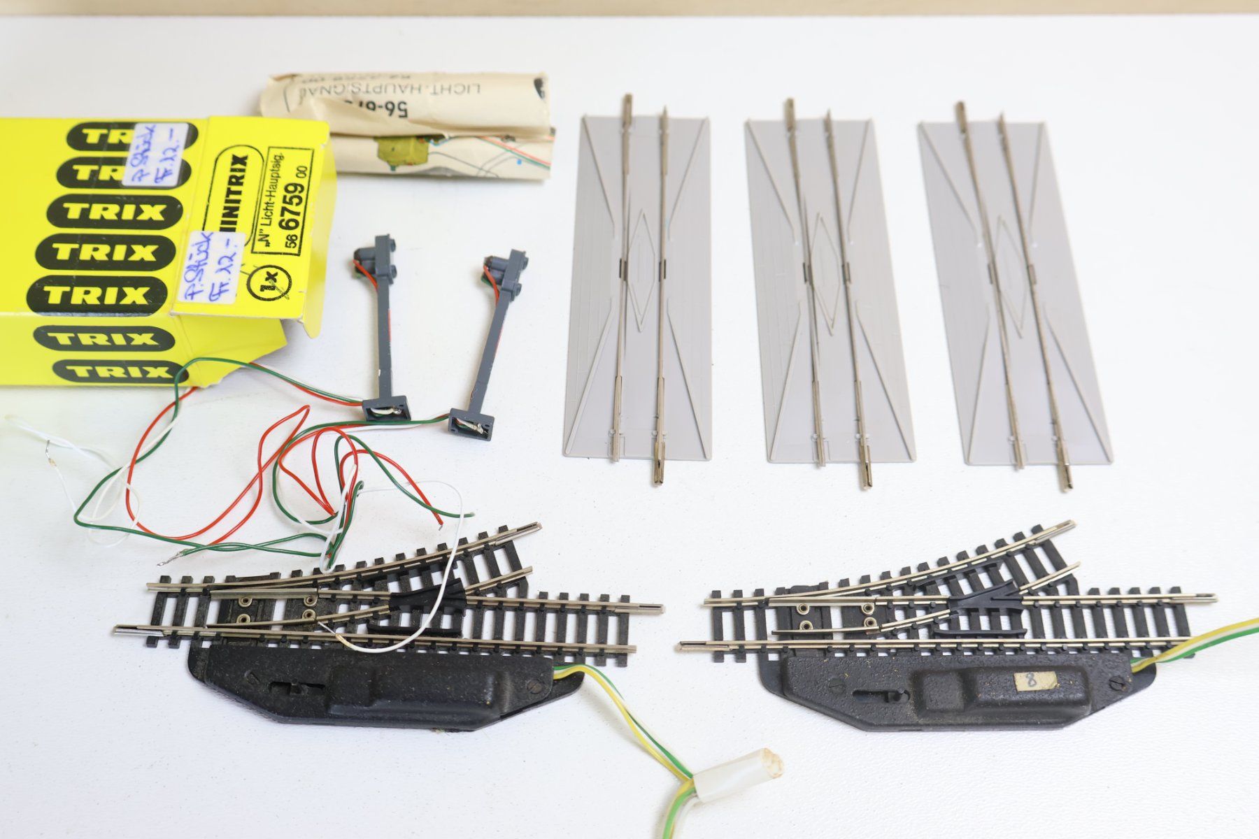Trix Modelleisenbahnen: Minitrix El. Weichen + Lichtsignale + Bahnübergänge – Gebraucht aus Winterthur von Monstera 1