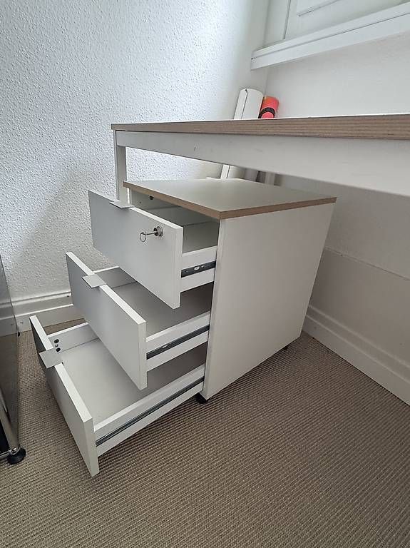 Scrivanie: Gratis Schreibtisch mit Schubladenmöbel – Usato da Kilchberg ZH venduto da noa_yd6m 1