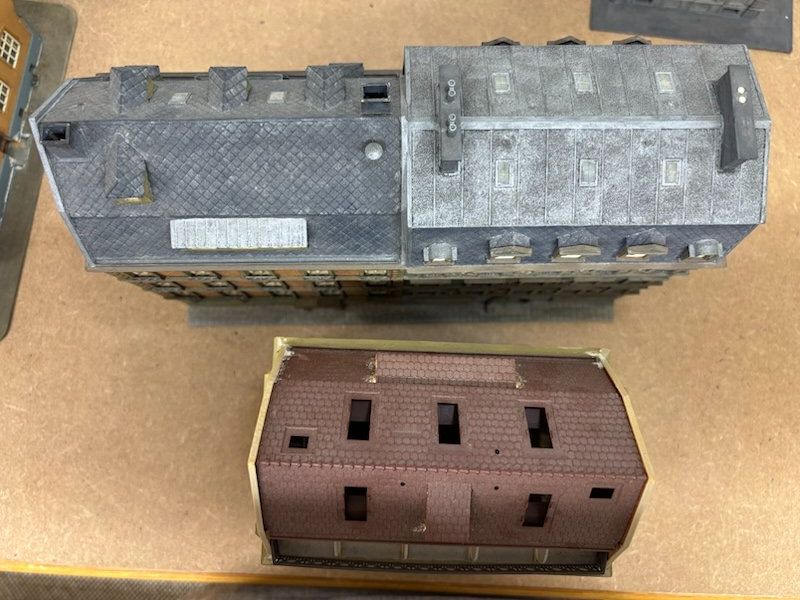Modellini di ferrovie: 5er Set H0 Stadthäuser, Eckbau, Doppelhaus, Geschäfte Wohnen – Usato da Büsserach venduto da ModellbahnDepot 7