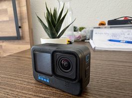 GoPro HERO10 Black + komplettes Zubehör(3× Akku & Ladegerät)