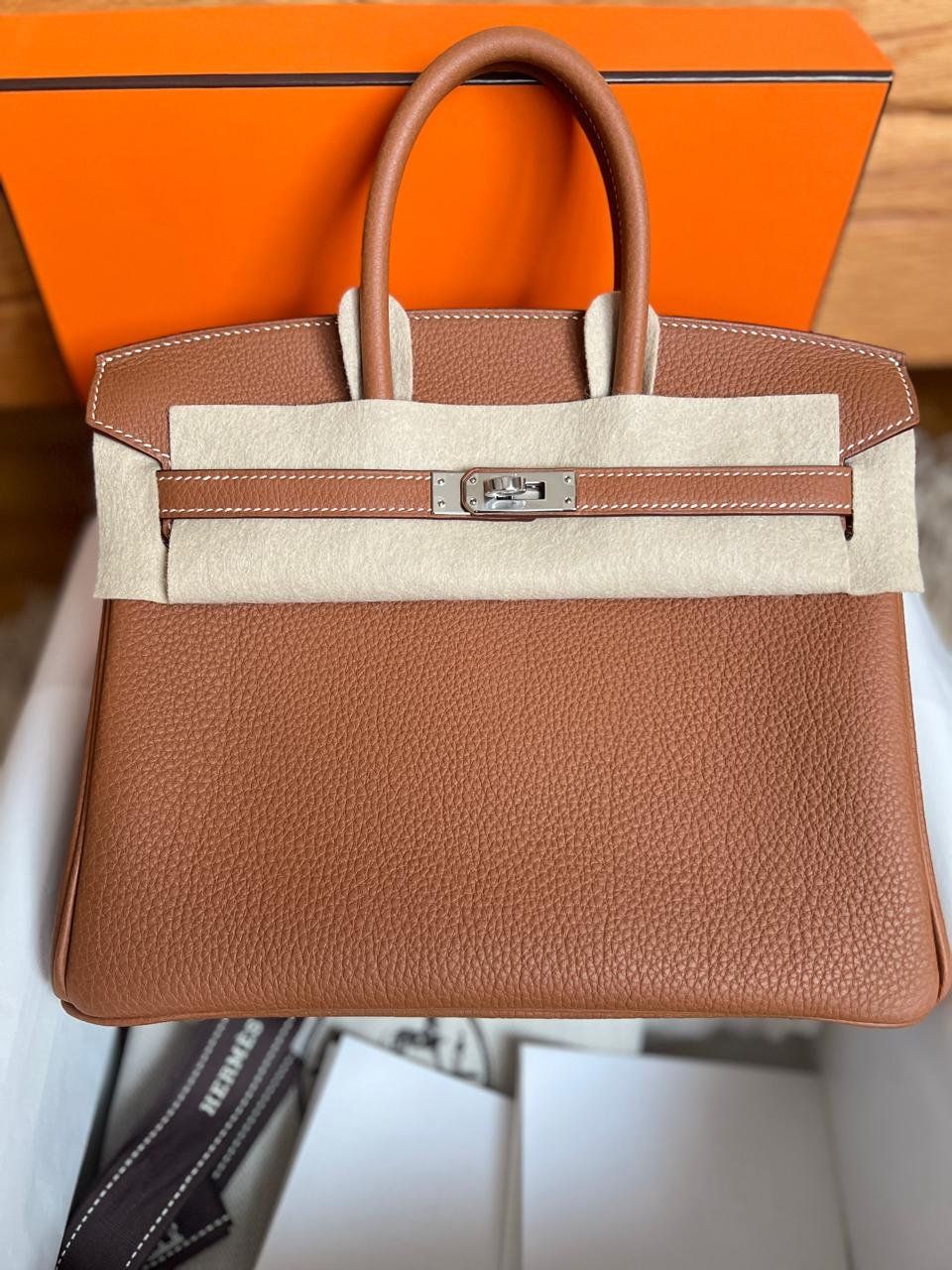 Hermès Taschen für Damen: NEW Birkin 25 Gold Togo – Neu und originalverpackt aus Genève von Allforless