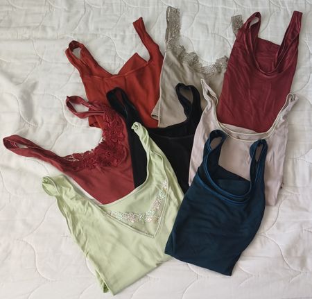 Set von 8 Damen Unterhemden mit Spitze bunter Mix gebraucht
