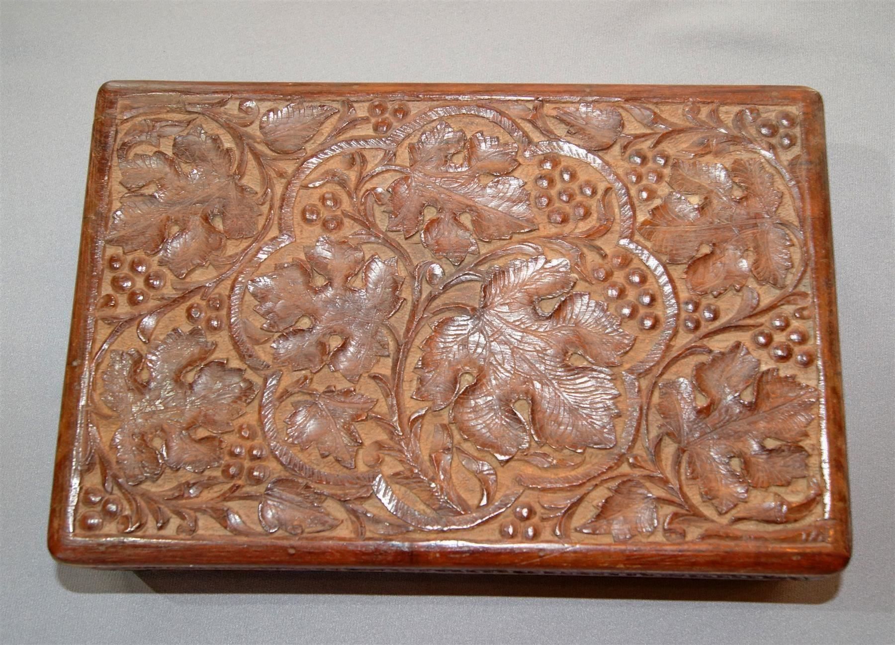 Barattoli: Antike Schatulle mit Weinblätter-Dekor – Usato da Geroldswil venduto da ARTEFACTO 2