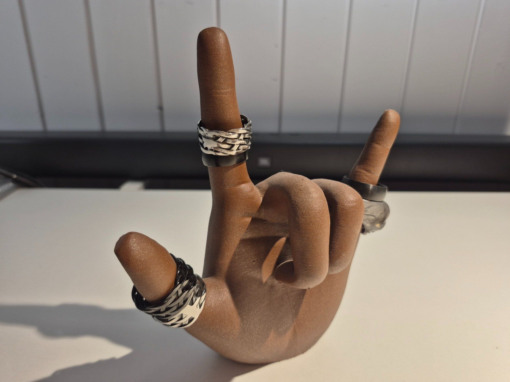 Alle Dekorationen: Deko-Rock-On-Hand – Gebraucht aus Thierachern von rolfdavid 1