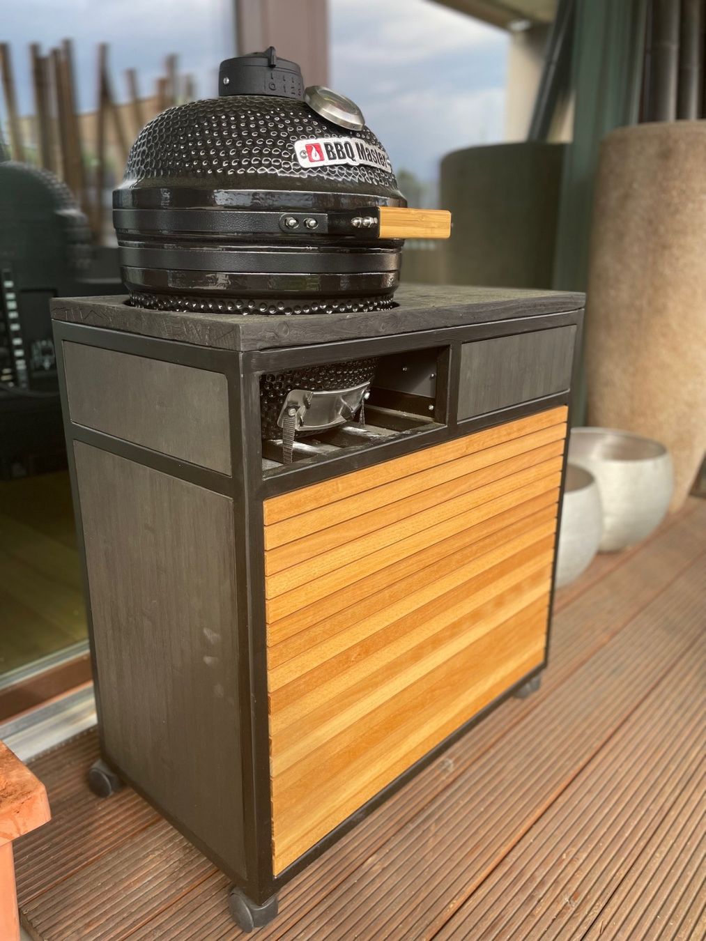 Griglie: BBQ-Master Keramik-Grill mit Untergestell – Usato da Niederglatt ZH venduto da Sementina 2