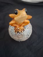 Frosch Figur auf Stein Dekoration orange guter Zustand