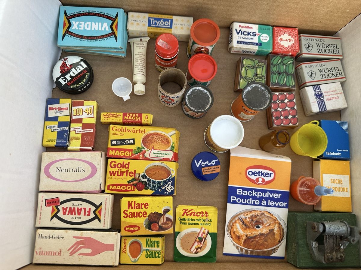 Giocattoli: Nostalgie-Set: Kaufladen und Mini-Verpackungen, – Usato da Schöftland venduto da Astika 2