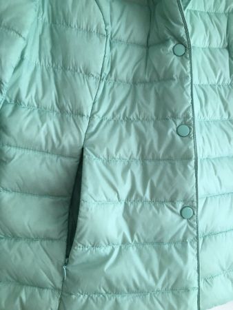 Wunderschön leichte eisgrüne Daunenjacke
