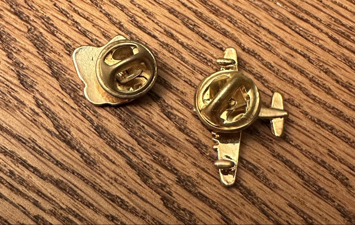 Placchette & Badge: Pin - Flugzeug und Helm – Nuovo (secondo la descrizione) da Liestal venduto da Tschopp77 1