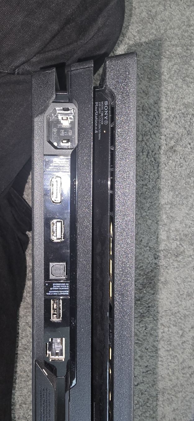 Sony Console: PS4 mit 2 Spiel und Controler – Usato da Bubendorf venduto da urs1990schei 1