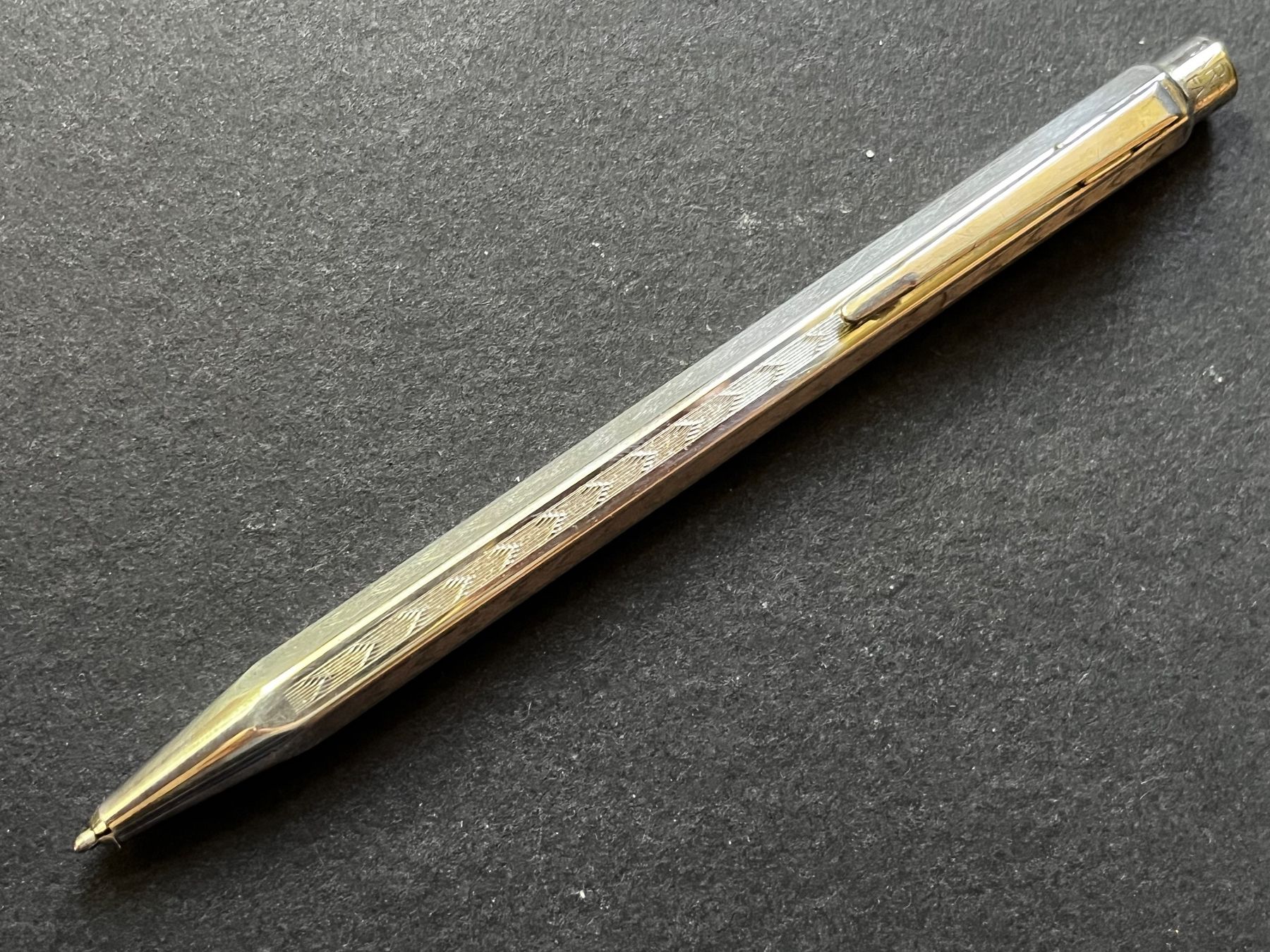 Caran D'Ache Penna & Evidenziatori: Caran d’Ache Ecridor Roller Chevron versilbert OHNE – Usato da Zürich venduto da FV.vintage 3