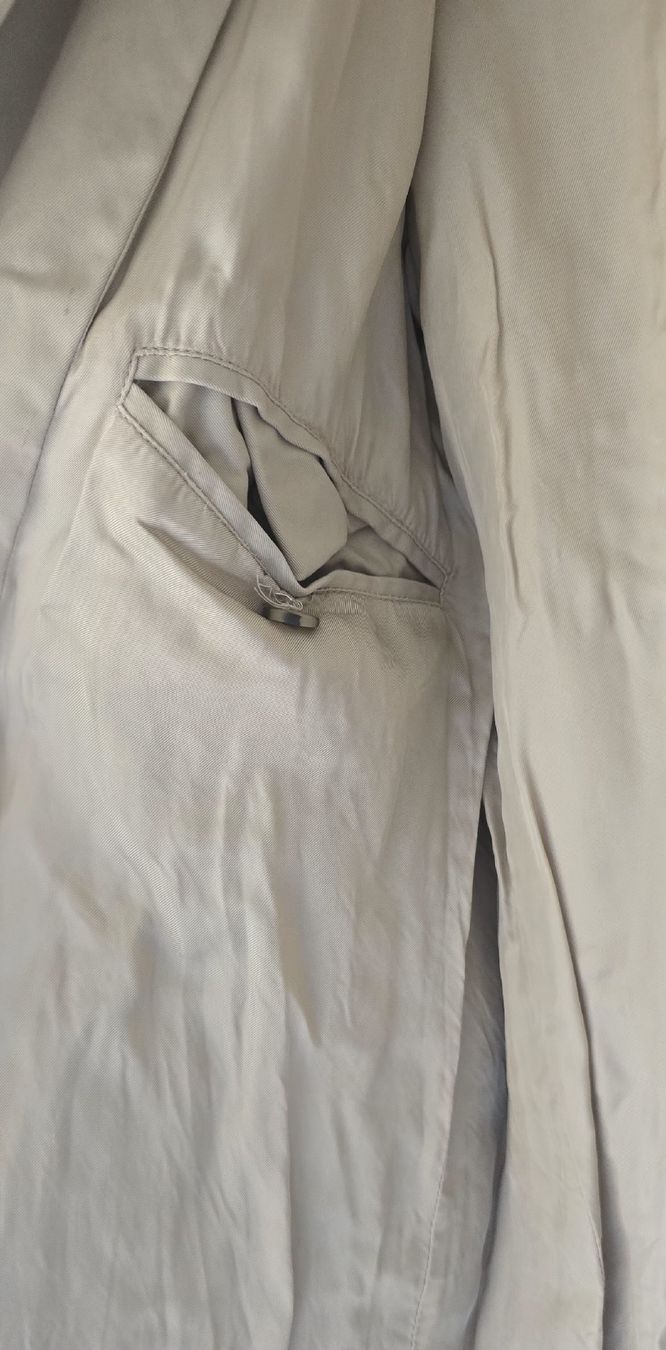 Cappotti: Trench-coat beige classique, taille 52, 100% coton  – Usato da Genève venduto da MariaS2 3