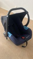 Baby-Auto-Schale mit stoffigem Sonnenschutz
