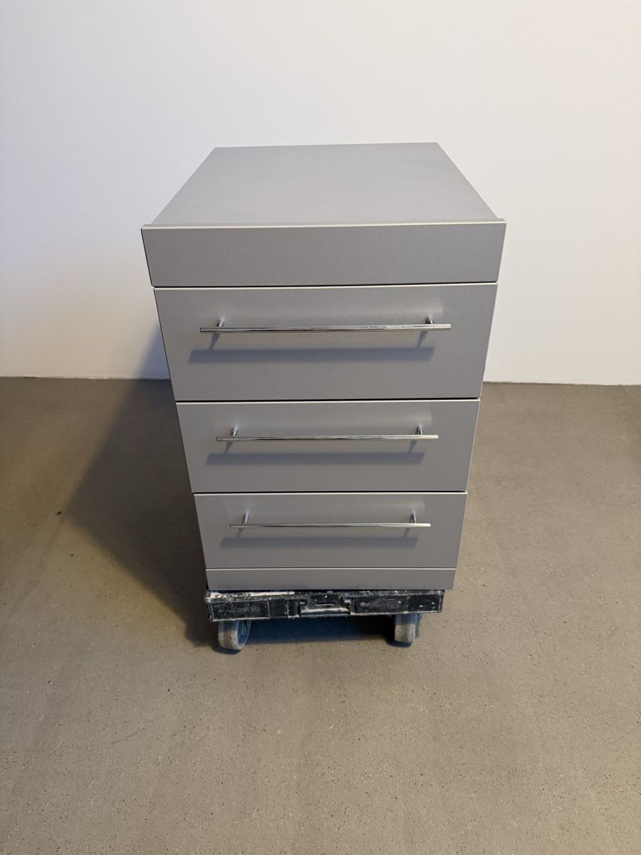 Conteneurs de construction: Bürocontainer / Rollcontainer grau – 3 Schubladen – D'occasion à Holderbank AG par ric_xjm2