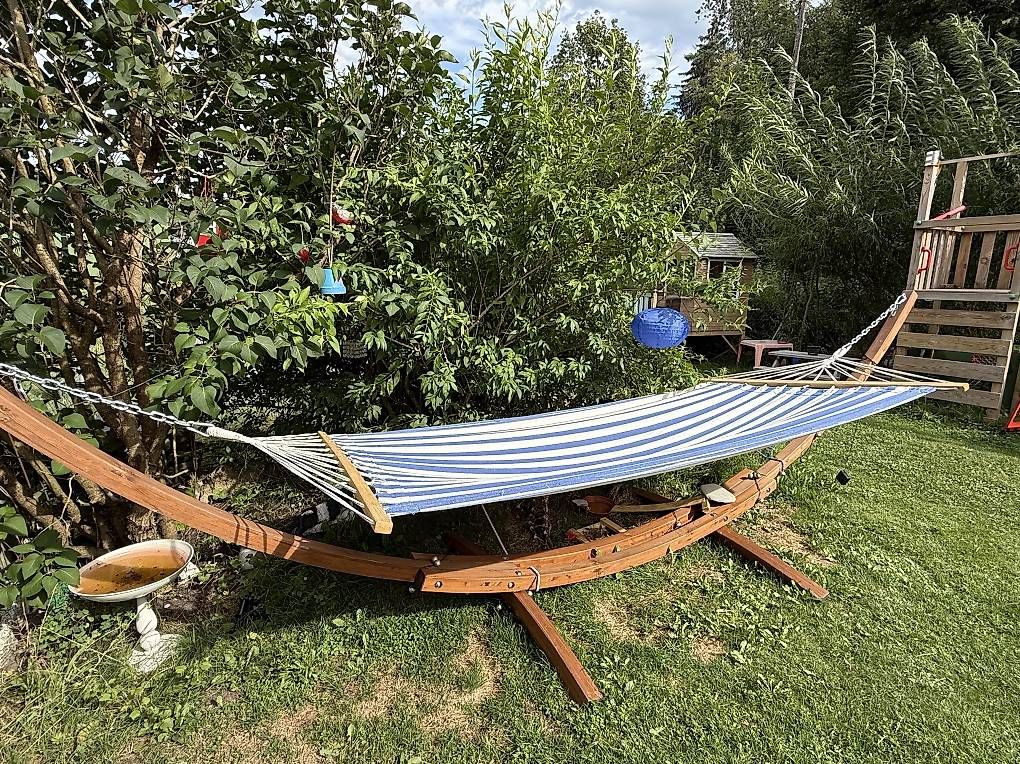 Hamac: Grosse Hängematte mit Holzgestell – D'occasion à Gwatt (Thun) par Bennae