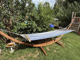 Grosse Hängematte mit Holzgestell