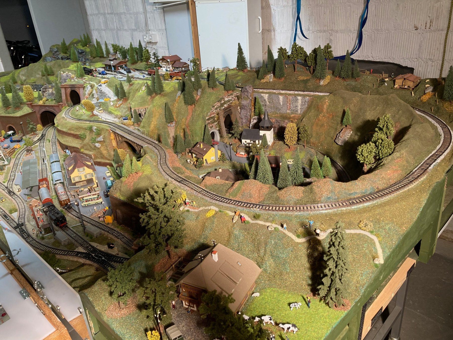 Märklin Modelleisenbahnen: Wunderschöne Märklin-Modellbahnanlage – Gebraucht aus ostermundigen von Rastelbaum 5