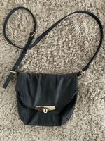 Schwarze Schultertasche mit goldenen Details