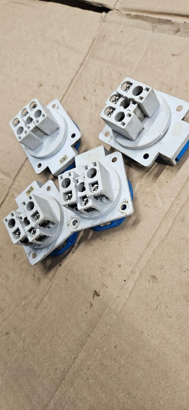 GIFAS Stecker: 4 PCE Einbausteckdosen T23 16A 250V  – Gebraucht aus Baar von Vel...Baar45 4