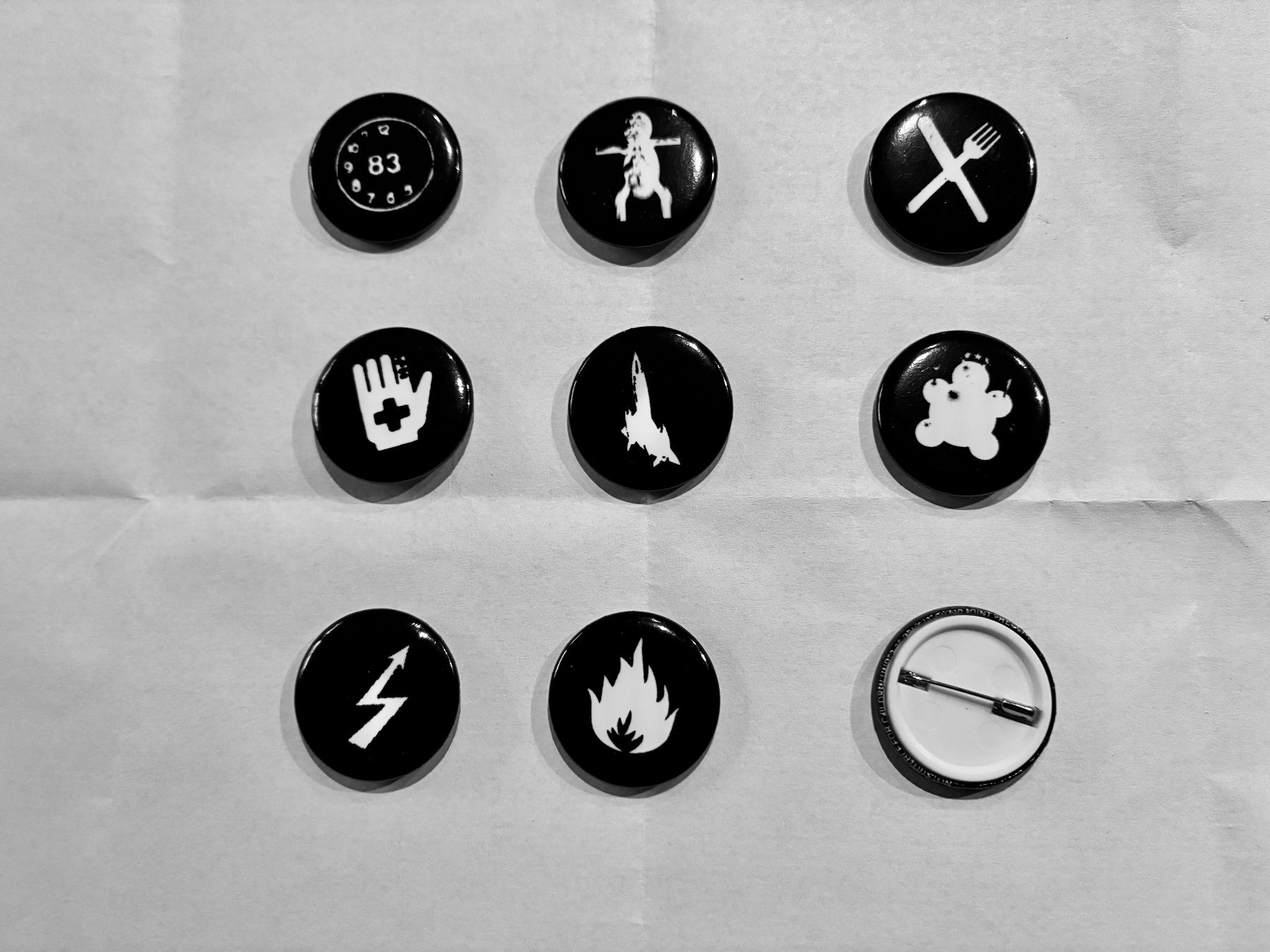 Placchette & Badge: 9 Massive Attack Pins Mezzanine Tour Merchandise – Usato da Oberengstringen venduto da Massimo_Villani 1