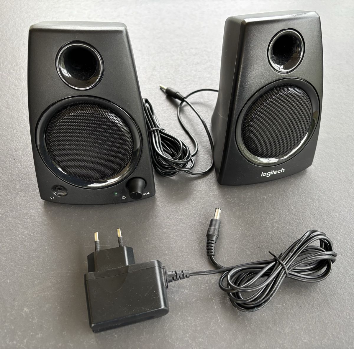 Logitech Haut-parleurs: PC Lautsprecher Paar Logitech Z130, mit Netzkabel – D'occasion à Rothrist par Dluna1