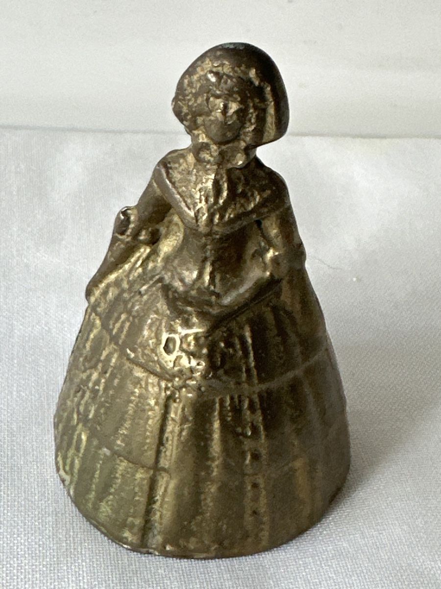 Glocken & Treicheln: Antike Glocke Messing Dame Glockenfigur 7,5cm hoch – Gebraucht aus Zürich von Chaeffeler