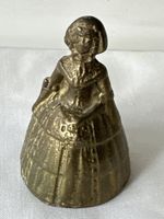 Antike Glocke Messing Dame Glockenfigur 7,5cm hoch