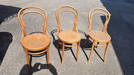 Drei Beizenstühle, ähnlich Thonet