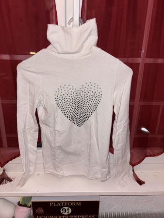 T-shirt blanc col roulé avec motifs coeur strass