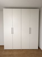 Grosser weisser Kleiderschrank