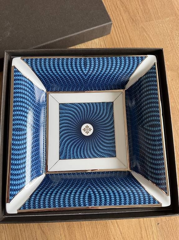 Teller: Patek Philippe Nautilus Tray – Neu und originalverpackt aus Zürich von shuenoma