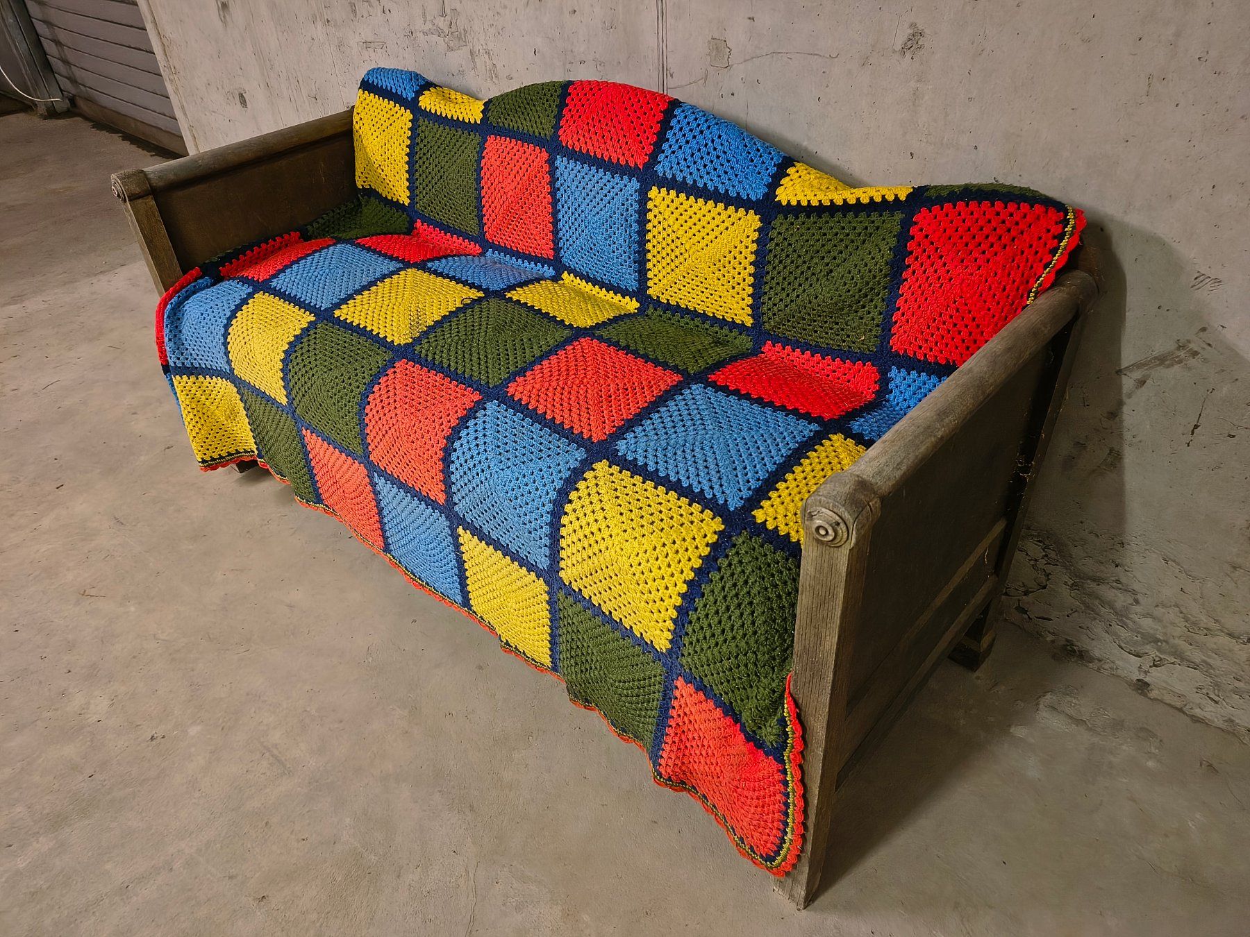 Divani: Vintage Kanapee/Sofa mit Granny Squares Decke – Usato da Gebenstorf venduto da Mar-imH25 1