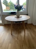 schöner runder Holztisch