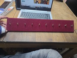 Antikes Schlüsselbrett rot mit 10 Haken 50 cm Stoffbezug (D)