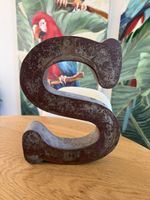 Grosser Buchstabe S aus Metall