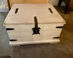 Sofatisch / Truhe