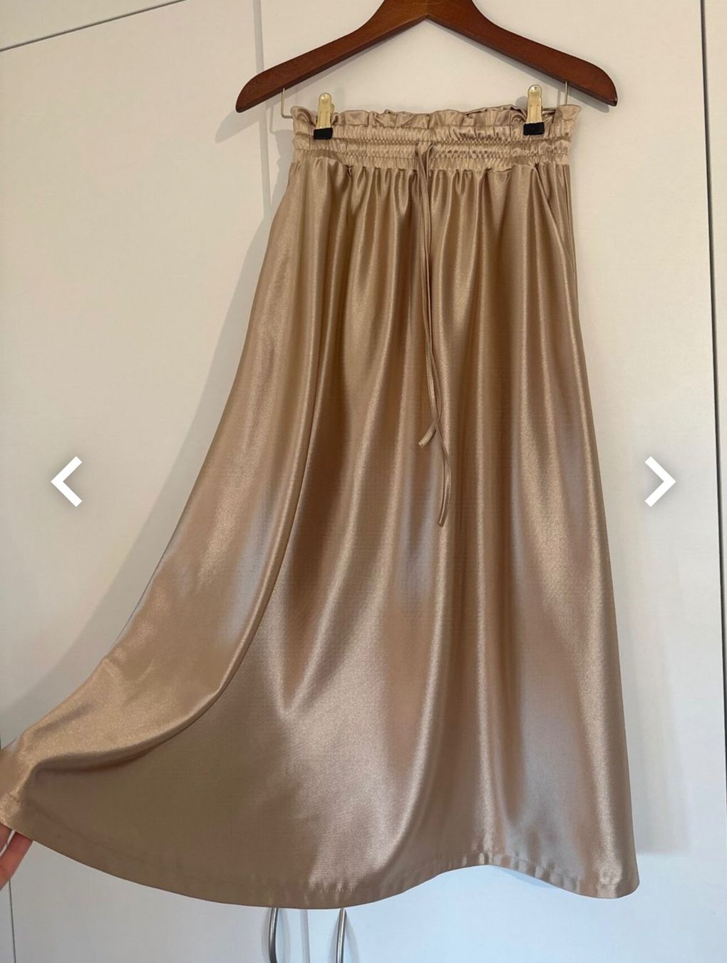 Jupes: Rock lang glänzend beige Grösse S/M neu – D'occasion à zug par MollyMoo28