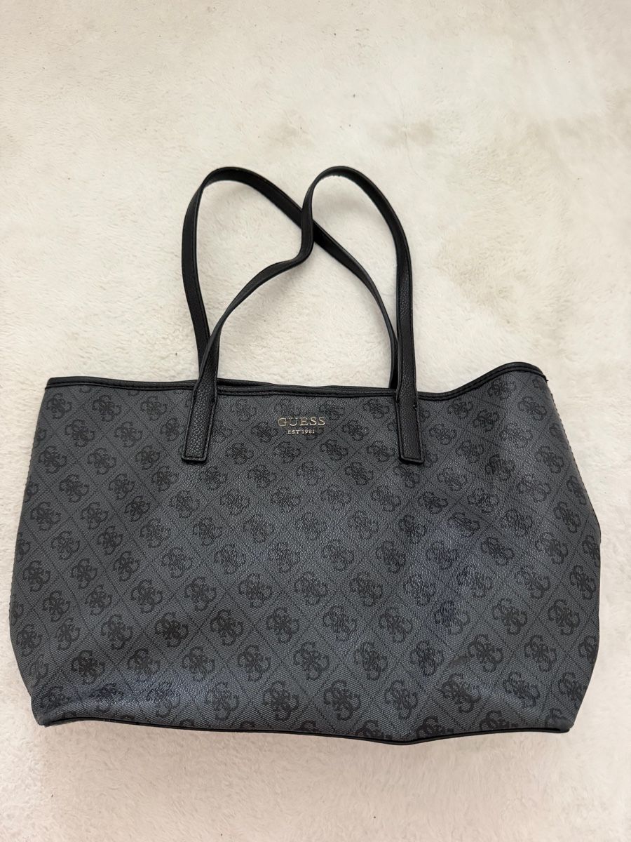 Guess Borse da donna: Guess Handtasche mit kleiner Tasche dunkelgrau – Usato da Rorschach venduto da Costa_18 1